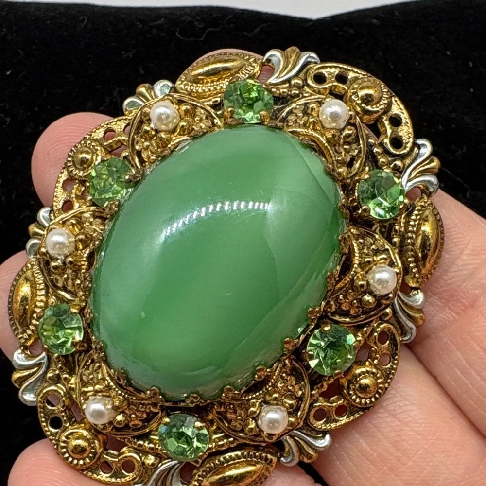 Ornate Green and Gold Brooch with Pearl Accents - Picture 5 of 5